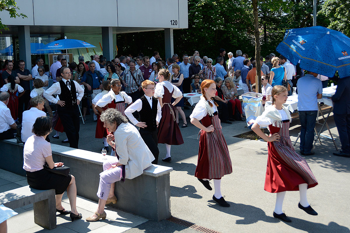 Die Kinderjugendtanzgruppe Kerzers sorgt für Volksfeststimmung.