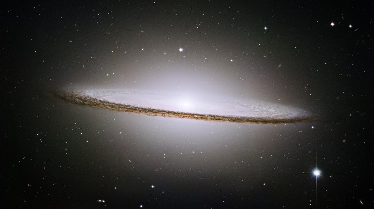 Das Bild zeigt eine Sombrero-Galaxie.