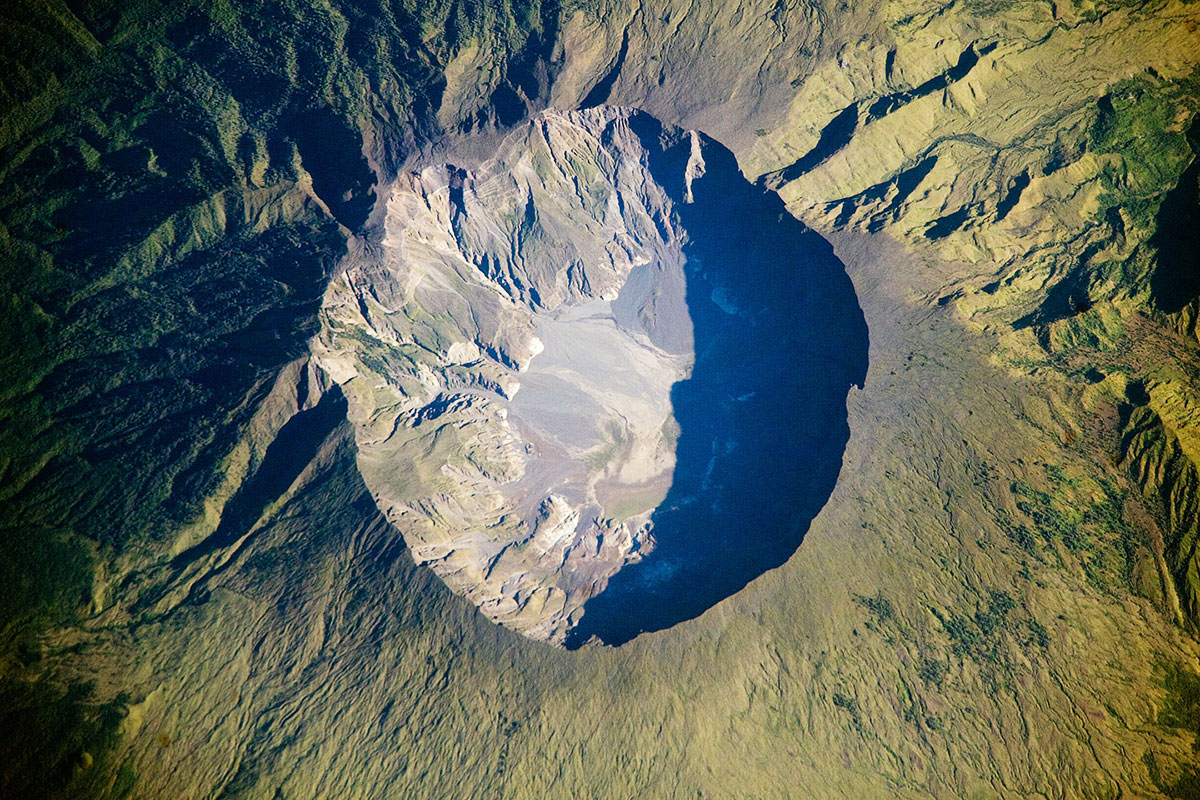 Das Bild zeigt den Krater des Vulkanes Tambora auf Indonesien.