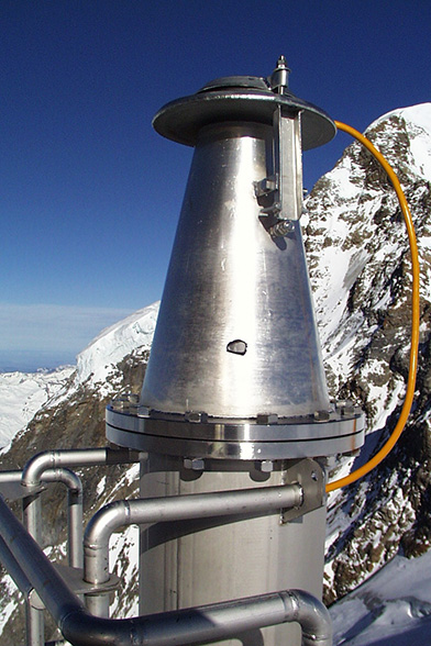 Bild des Lufteinlass-Systems auf dem Jungfraujoch, betrieben durch das Forschungsinstitut für Materialwissenschaften und Technologieentwicklung (EMPA).