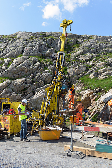 Die Bohrung und Entnahme der Bohrkerne wird von Geologen der Uni Bern begleitet...