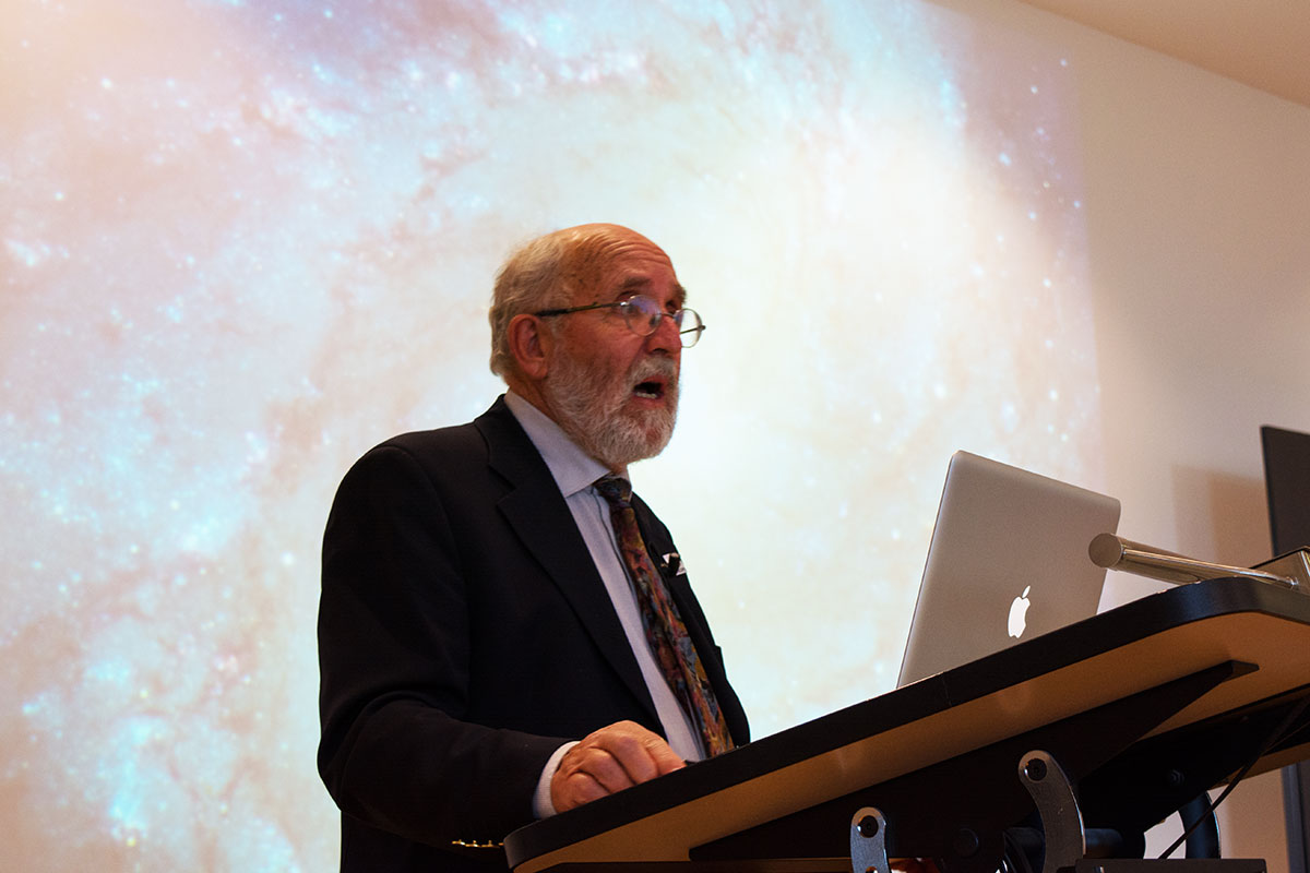 Entdecker des ersten extrasolaren Planeten: der Genfer Astrophysiker Michel Mayor während seines Vortrages an der Uni Bern