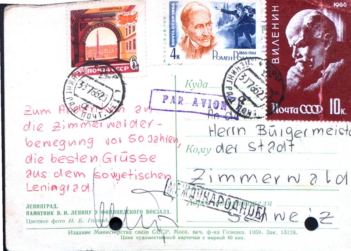 Vorder- und Rückseite einer Postkarte aus Leningrad. Auf der Vorderseite ist eine Statue Lenins zu sehen, die auf einem hohen Sockel steht.