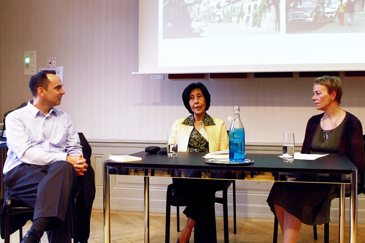 Wendy Law-Yone (Mitte) im Gespräch mit Virginia Richter (rechts) und Oliver Lubrich (links)