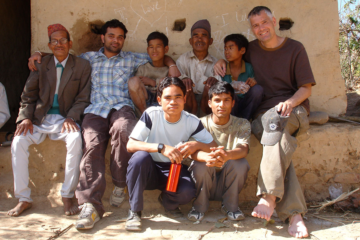 Angehörige der ethnischen Gruppe der Kusunda im westlichen Nepal nach der Abnahme von DNA-Proben, mit Georg van Driem (rechts), dem Populationsgenetiker Ashish Jha (zweiter von links) und dem Assistenten Surendra Dhakal (unten rechts).