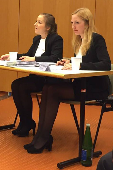Natalie Lisik und Julia Aeschbacher vor dem Moot Court