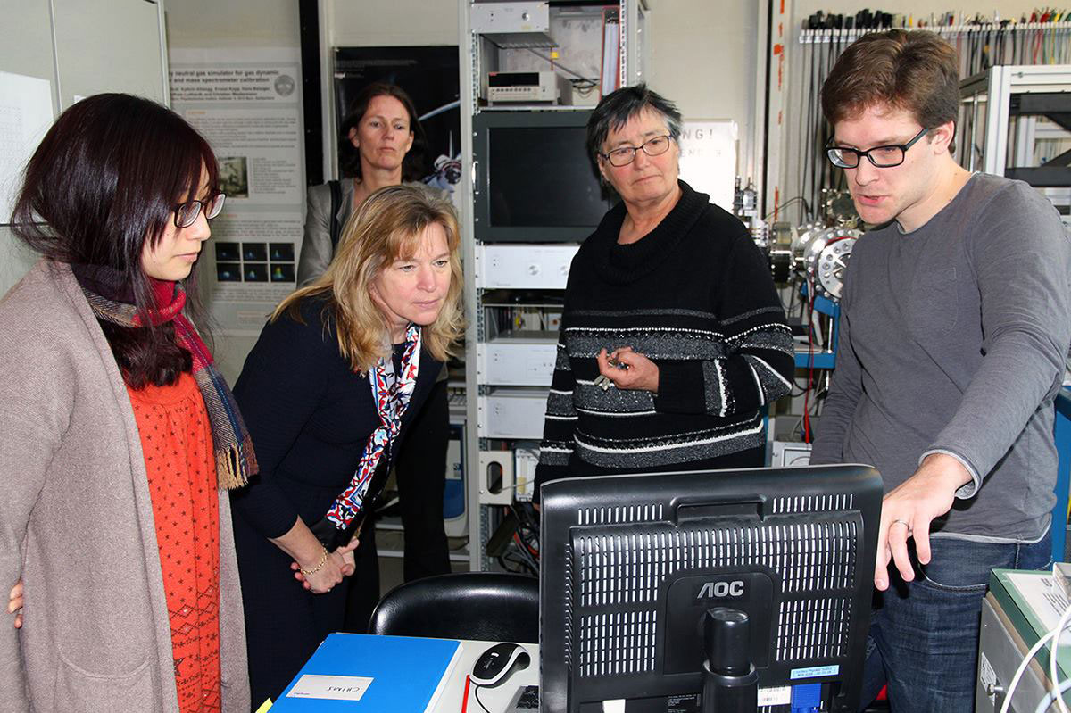 Unter der Leitung von Prof. Kathrin Altwegg besuchte Ellen Stofan ein Labor am Center for Space and Habitability (CSH).