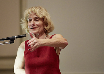 Martha Nussbaum hält eine Rede