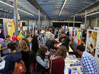 Der Tag des Studienbeginns zog die angehenden Studierenden in Scharen an.
