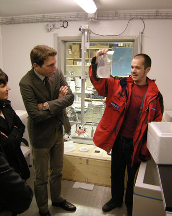 Der Forscher und die Stagiaires im Eislabor