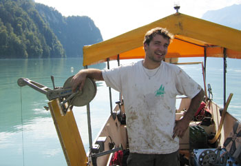 David Finger auf einem Boot auf dem See