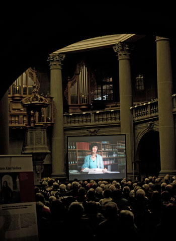 Ein Film wird auf einer Leinwand abgespielt