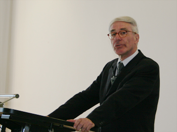 Arnold Esch am Rednerpult