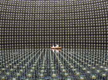 Der riesige Teilchendetektor mit unzähligen Photodetektoren wird mit Wasser gefüllt.