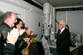 Alfred Bretscher tauft das Elektronenmikroskop vor klatschendem Publikum