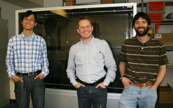 Lichao Tian, Hans Peter Beck und Michele Weber vor der Berner Funkenkammer.