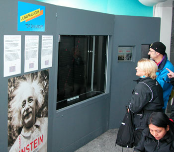 Zuschauer bestaunen Myonen in der Funkenkammer