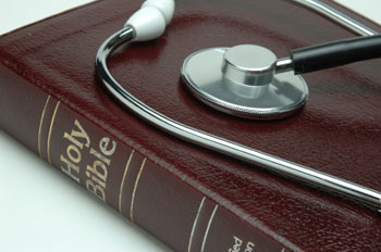 Bibel mit Stethoskop
