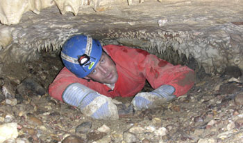 Foto von Fleitmann auf dem Bauch liegend in der Höhle