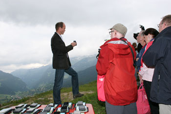 Touristengruppe auf dem Berg mit Klimaguide