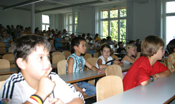 Kinder in den Vorlesungsbänken