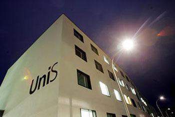 Gebäude der UniS bei Nacht