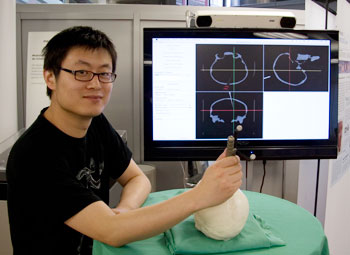 Foto von Huanxiang Lu vor dem Monitor