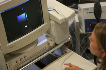 Synästhetikerin bei einem Test am Computer