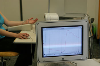 Synästhetikerin bei einem Test am Computer