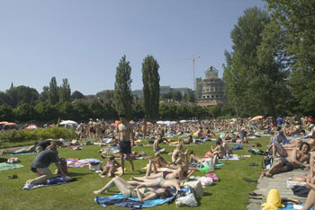 Bevölkertes Marzilibad an sonnigem Tag
