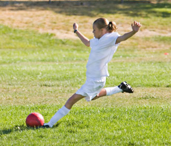 Fussballerin tritt eine Flanke