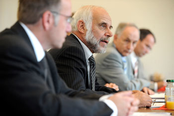 Rektor Urs Würgler kündigte an der Jahresmedienkonferenz das 175-Jahr-Jubiläum der Uni Bern im 2009 an. (Bild: Adrian Moser)