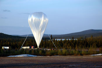 Ein Heliumballon kurz vor dem Start in Kiruna. (Bild: «Esrange Space Center»)