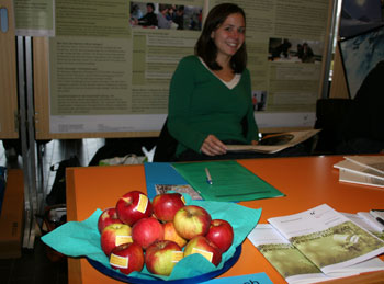 Gesund und garantiert bio: Anic Heiz verschenkt Äpfel der IKAÖ. (Bilder:bj)