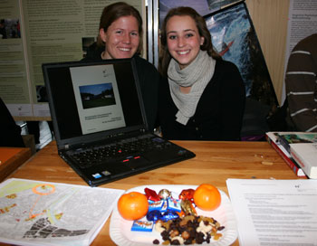 Schokolade und Nüsse als «Powerriegel» gibt es bei den Sportstudentinnen Theresa Lagler (links) und Nadine Lennartz.