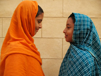 Zwei Frauen, die ein Kopftuch tragen