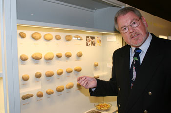 Marcel Güntert vor einem Schaukasten an der Ausstellung