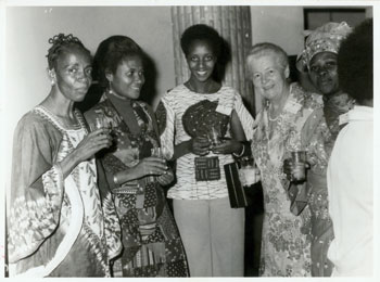 Foto von Gertrud Lutz in einer Gruppe von afrikanischen Frauen