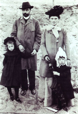 Schwarz-Weiss-Foto einer Familie bestehend aus Frau, Mann und zwei Kindern