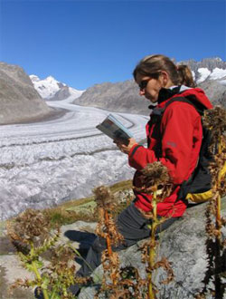 Frau mit Aletschgletscher im Hintergrund