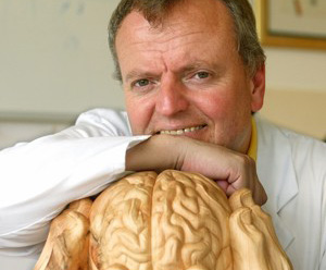 Spitzer mit einem Modell des Gehirns