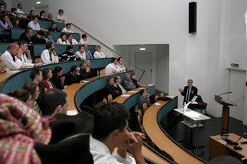 Hörsaal mit Referent Hans-Peter Schreiber