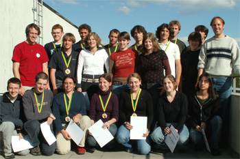 Die 19 Finalisten der Schweizer Biologie-Olympiade und die beiden Organisatoren Daniel Wegmann (im roten T-Shirt) und Thomas Braschler auf dem Dach des Zoologischen Instituts der Uni Bern. (Bilder: zvg)