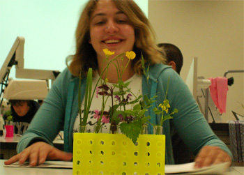 Mirjam Straubli beim botanischen Praxis-Test