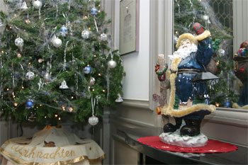 Geschmückter Tannenbaum mit Nikolaus