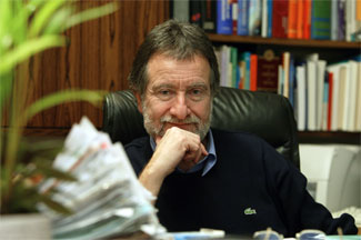 Peter Gehr am Pult sitzend