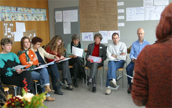 Lehrer sitzen in einer Diskussionsrunde am Workshop