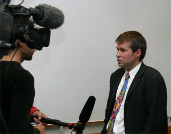 Peter Jüni bei einem Fernsehinterview