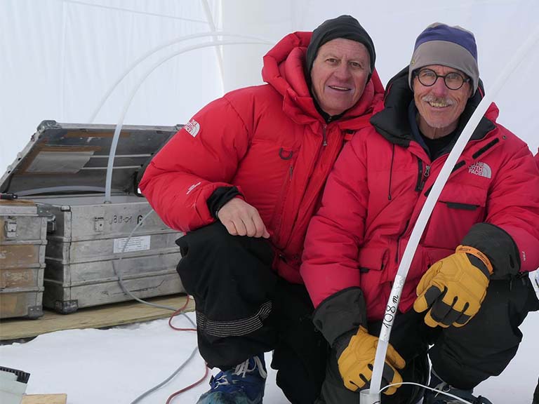 Thomas Stocker und Jakob Schwander 2019 am Little Dome C in der Antarktis. Bild: zvg