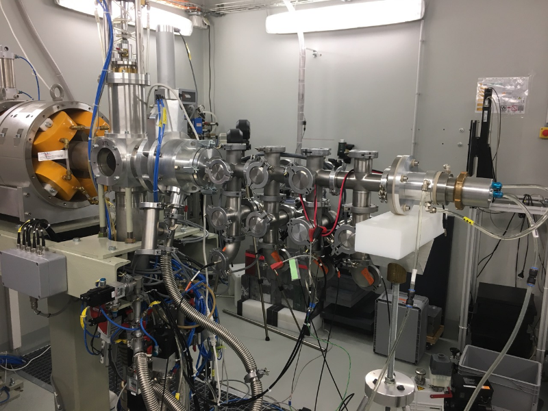 Die innovative «Beam Transfer Line» leitet einen Protonenstrahl in das angrenzende Labor, das ganz der Forschung gewidmet ist. © LHEP, University of Bern